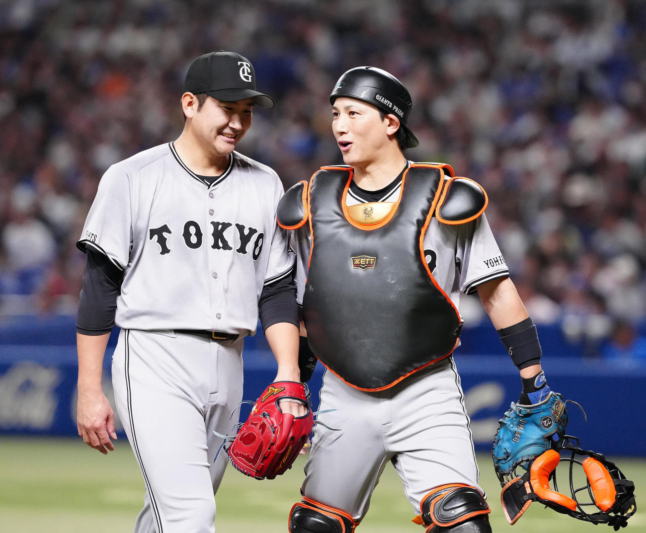 中日対巨人　1回裏終了後、言葉を交わす巨人先発の菅野（左）と捕手小林（撮影・江口和貴）