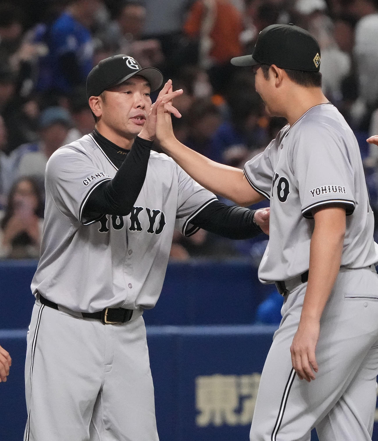 中日対巨人　試合終了、菅野（右）を迎える阿部監督（撮影・森本幸一）