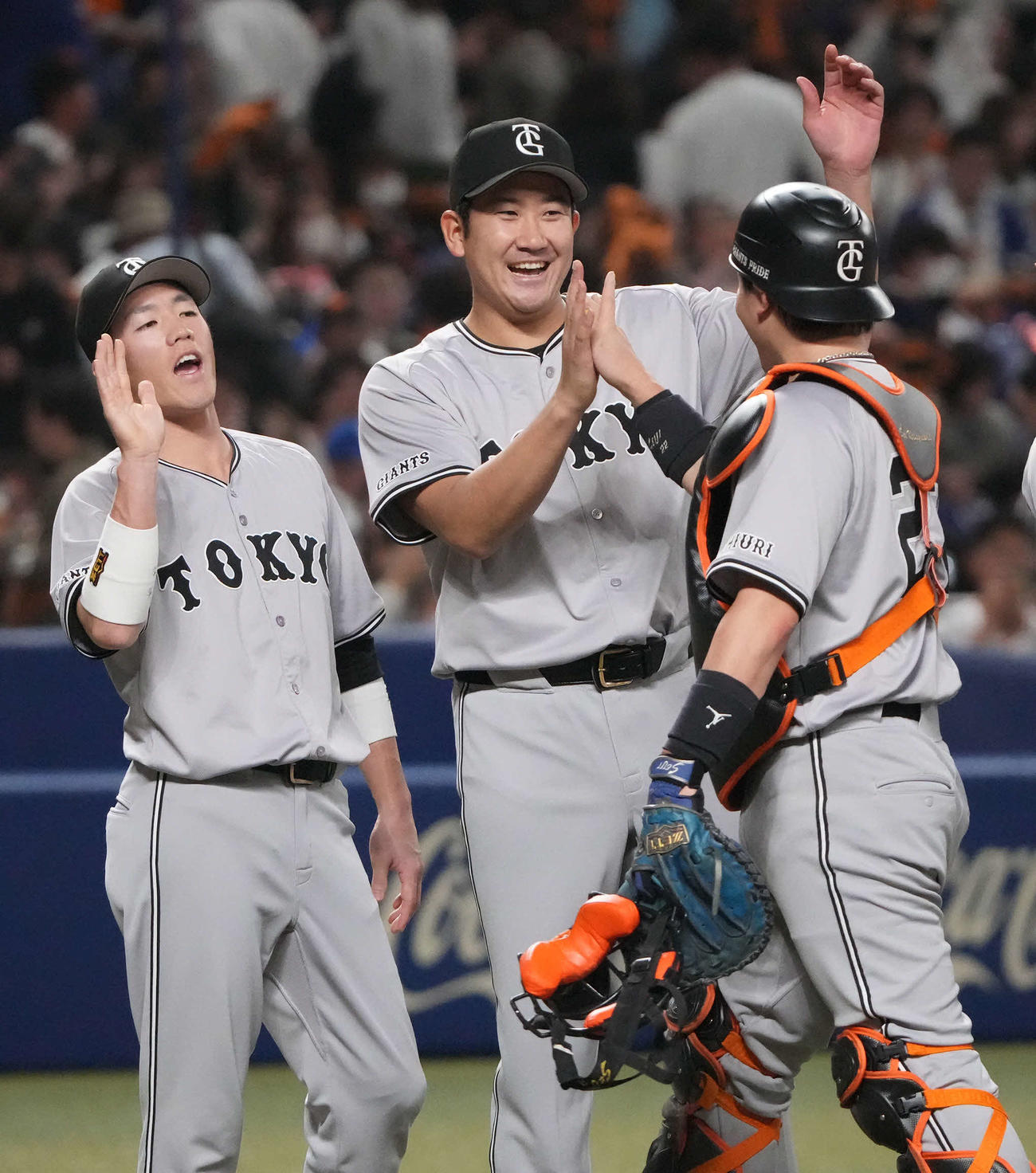 中日対巨人　勝利した巨人菅野は小林（右）とタッチを交わす。左は重信（撮影・森本幸一）