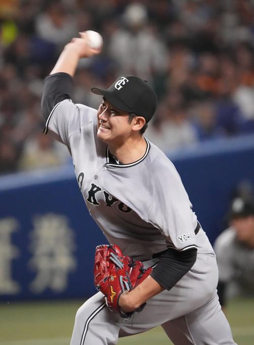 中日対巨人　力投する巨人先発の菅野（撮影・森本幸一）