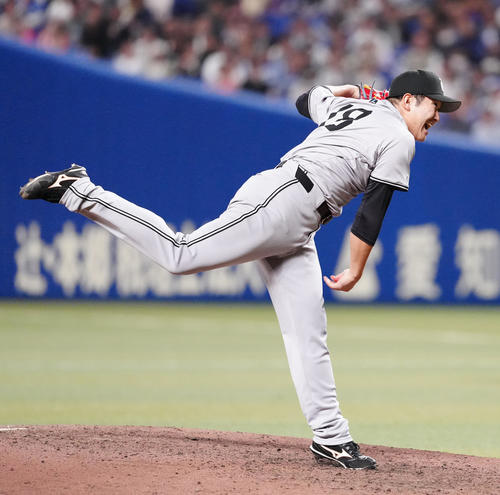 中日対巨人　7回裏、力投する巨人先発の菅野（撮影・江口和貴）