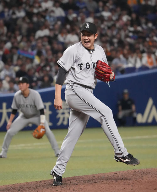 中日対巨人　7回裏、声を出し力投する巨人先発の菅野（撮影・森本幸一）
