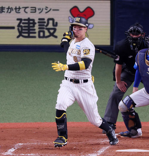 阪神対DeNA 4回裏阪神1死二塁、佐藤輝は右前打を放つ（撮影・加藤哉）