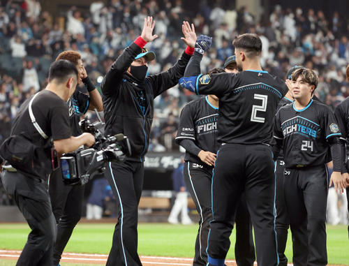 日本ハム対西武　12回裏、新庄監督（中央左）はサヨナラとなる中犠飛を放ったマルティネスをハイタッチで出迎える（撮影・佐藤翔太）