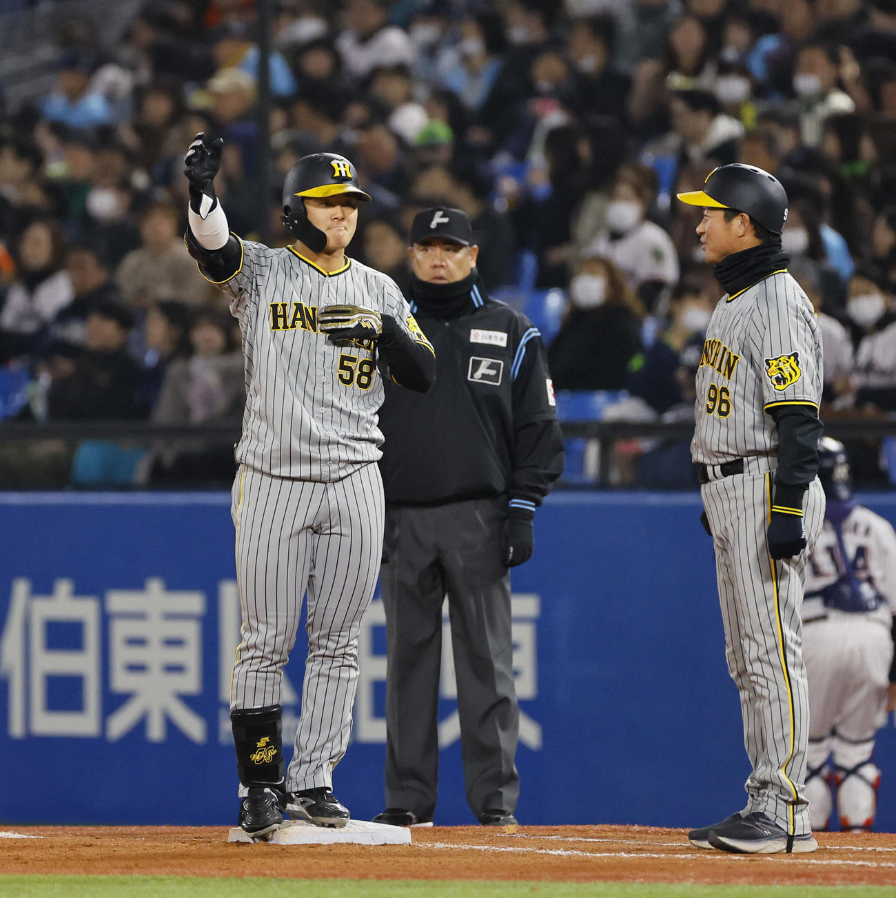 ヤクルト対阪神　7回表阪神1死、代打前川は右前打を放ちポーズをとる（撮影・藤尾明華）