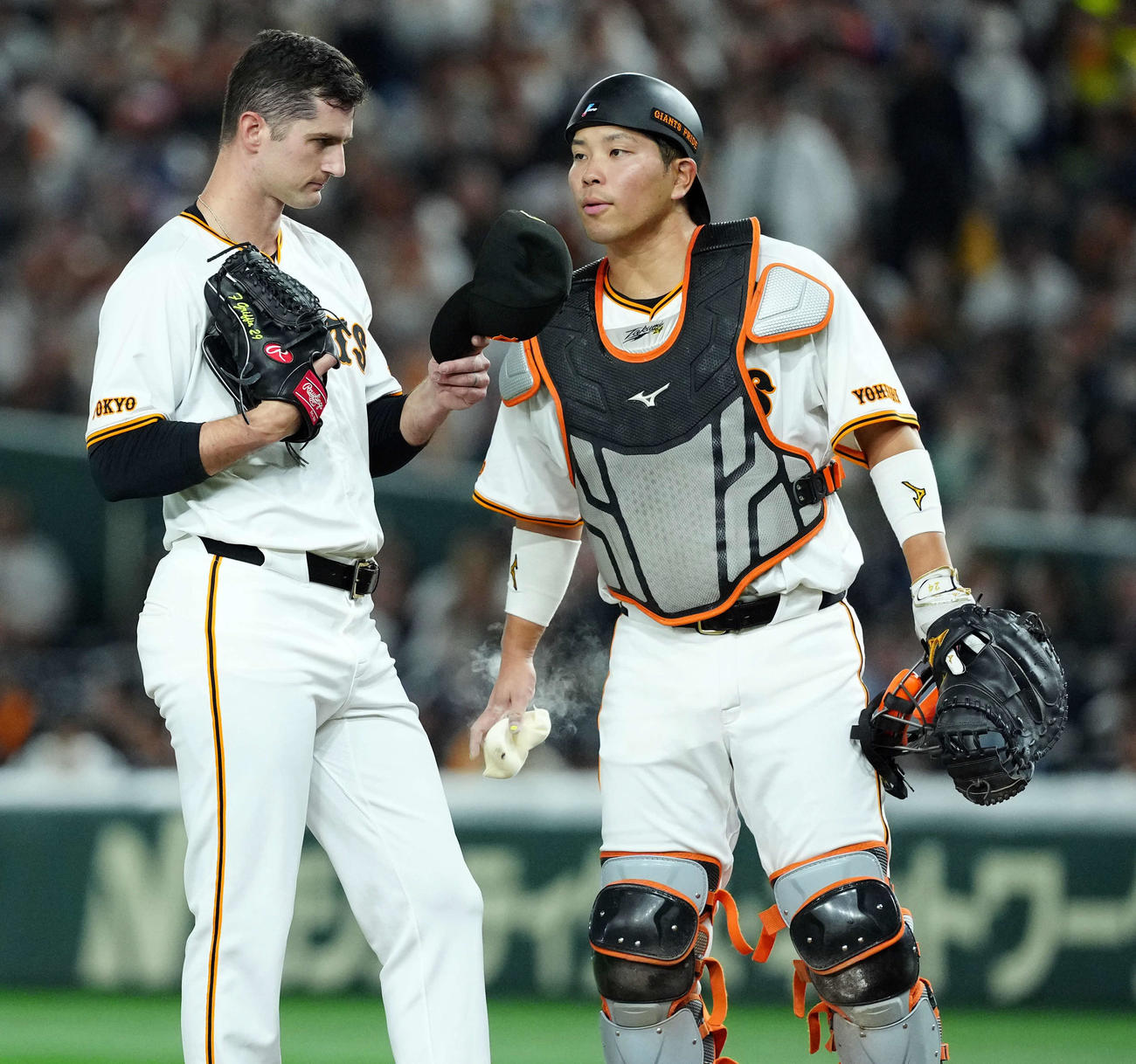 巨人対DeNA 4回表DeNA1死満塁、先発のグリフィンに声をかける大城卓（撮影・たえ見朱実）