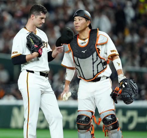 巨人対DeNA 4回表DeNA1死満塁、先発のグリフィンに声をかける大城卓（撮影・たえ見朱実）