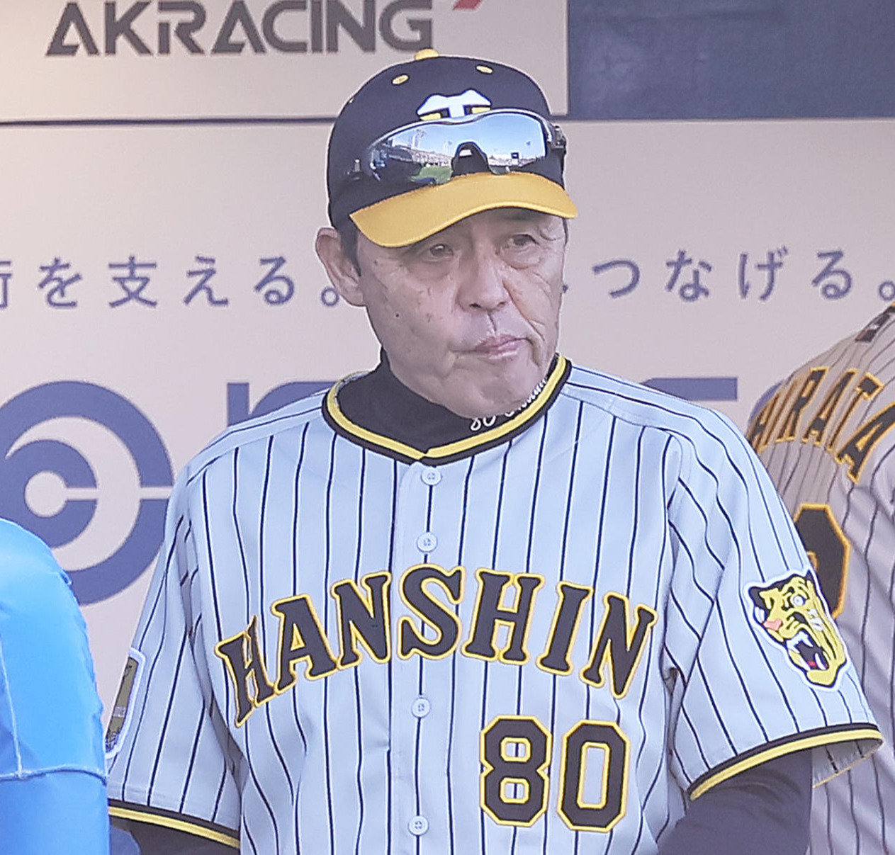 ヤクルト対阪神　選手交代を告げるためベンチを出る阪神岡田監督（撮影・足立雅史）