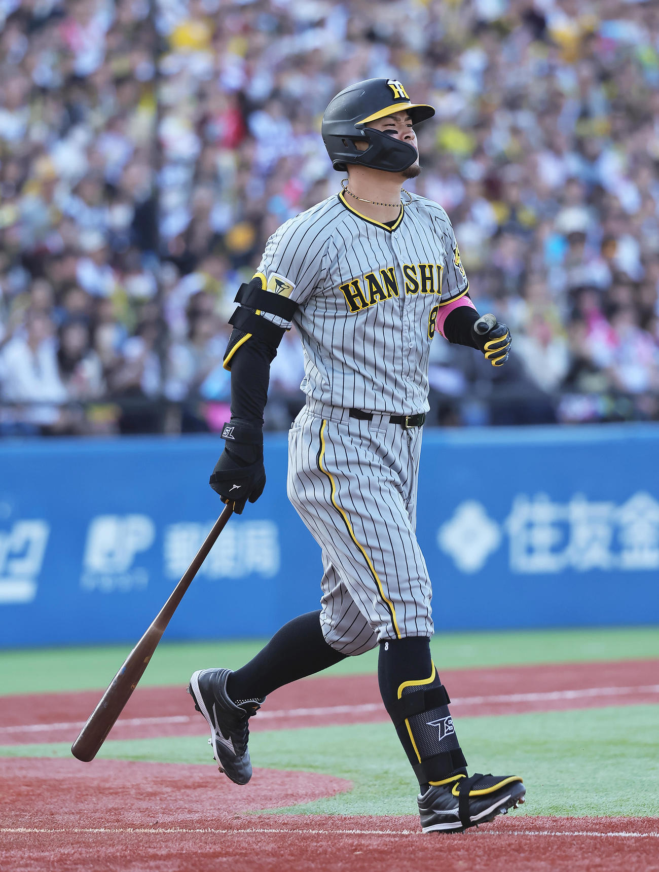 ヤクルト対阪神　8回表阪神2死一塁、一ゴロに倒れ悔しがる佐藤輝（撮影・足立雅史）