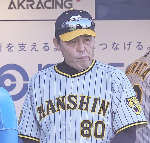 ヤクルト対阪神　選手交代を告げるためベンチを出る阪神岡田監督（撮影・足立雅史）