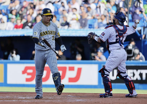 ヤクルト対阪神　8回表阪神1死、三振に倒れる大山（撮影・藤尾明華）