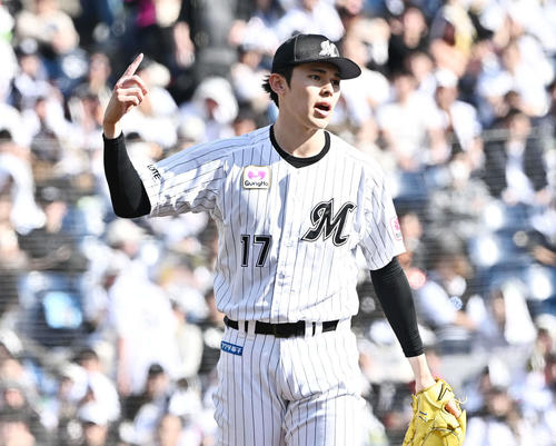 ロッテ対オリックス　スイングをアピールするロッテ先発の佐々木（撮影・滝沢徹郎）