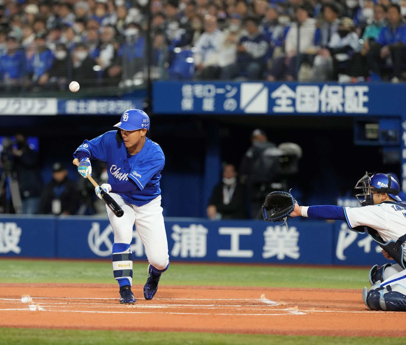DeNA対中日　1回表中日無死一、二塁、捕飛に倒れる高橋周（撮影・井上学）