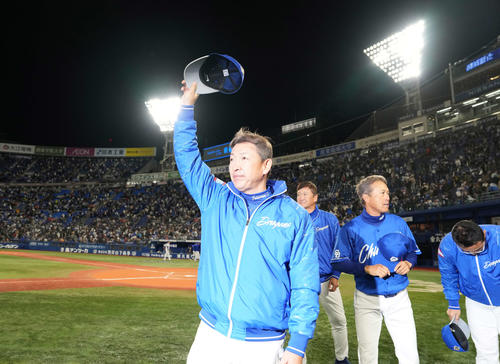 DeNA対中日　スタンドの声援に応える中日立浪監督（撮影・井上学）