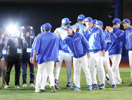 DeNA対中日　DeNAに勝利し、選手たちとタッチを交わす中日立浪監督（中央）（撮影・宮地輝）