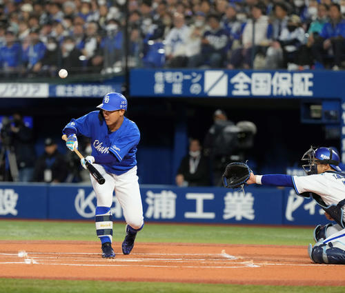 DeNA対中日　1回表中日無死一、二塁、捕飛に倒れる高橋周（撮影・井上学）