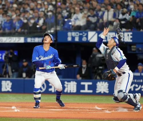 DeNA対中日　1回表中日無死一、二塁、捕飛に倒れる高橋周（撮影・井上学）
