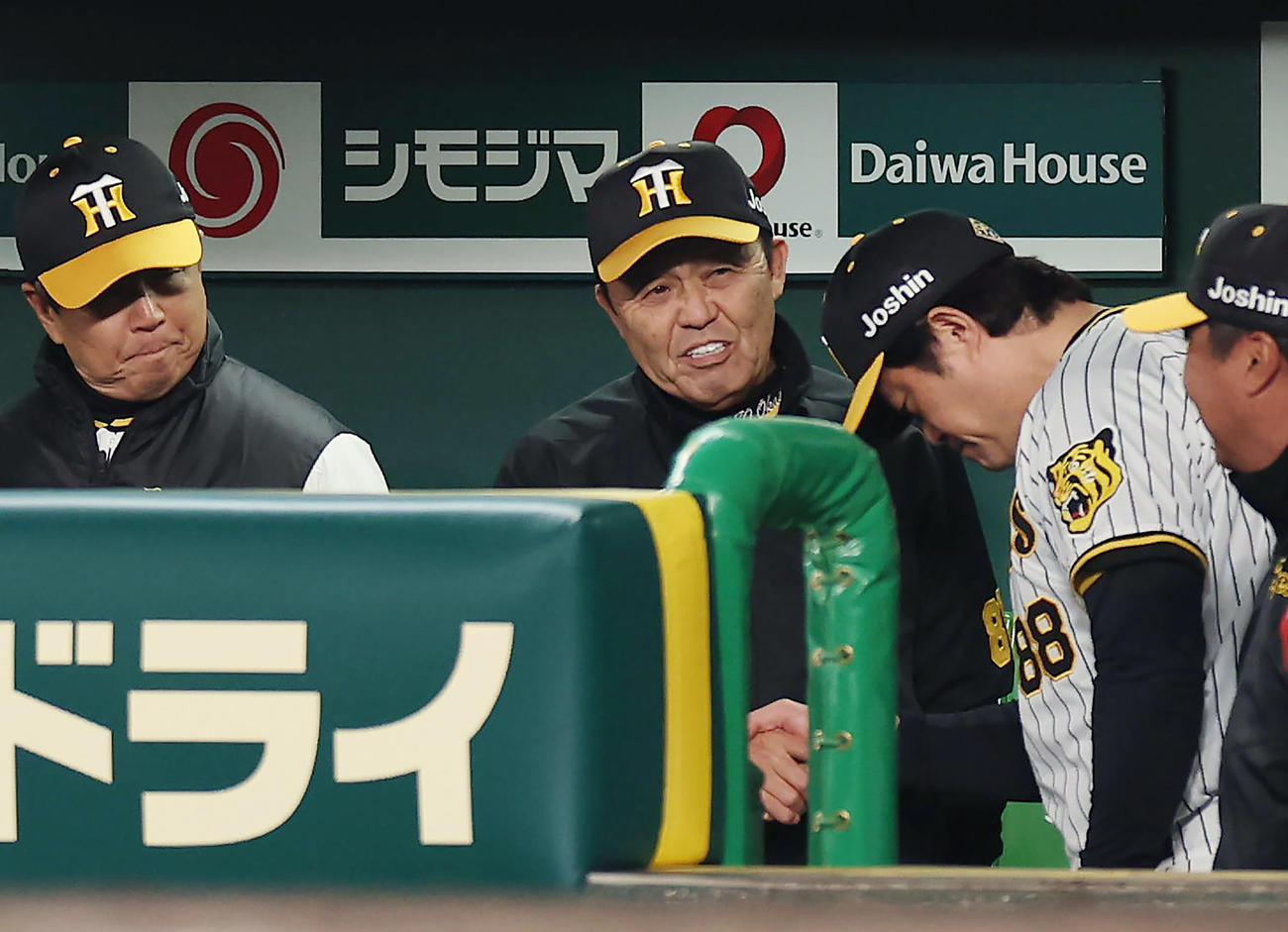阪神対広島　広島に勝利し、笑顔で安藤投手コーチ（右）らと握手する岡田監督（撮影・前田充）