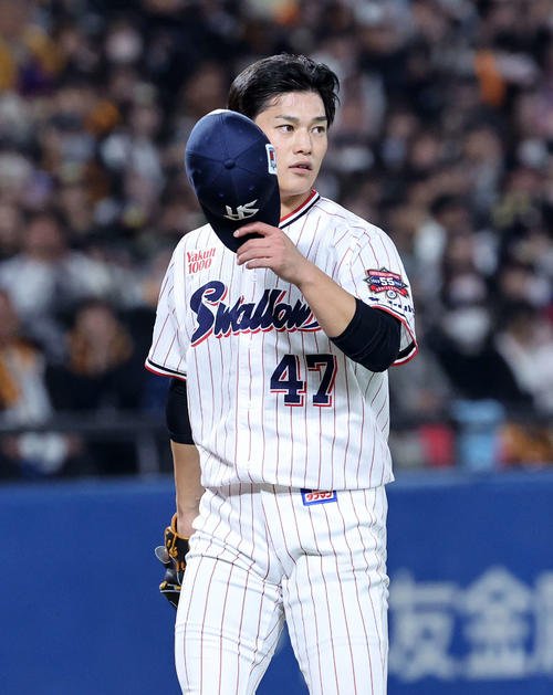 ヤクルト対巨人　6回表、巨人の攻撃が終わりベンチに引き揚げるヤクルト高橋（撮影・鈴木正人）