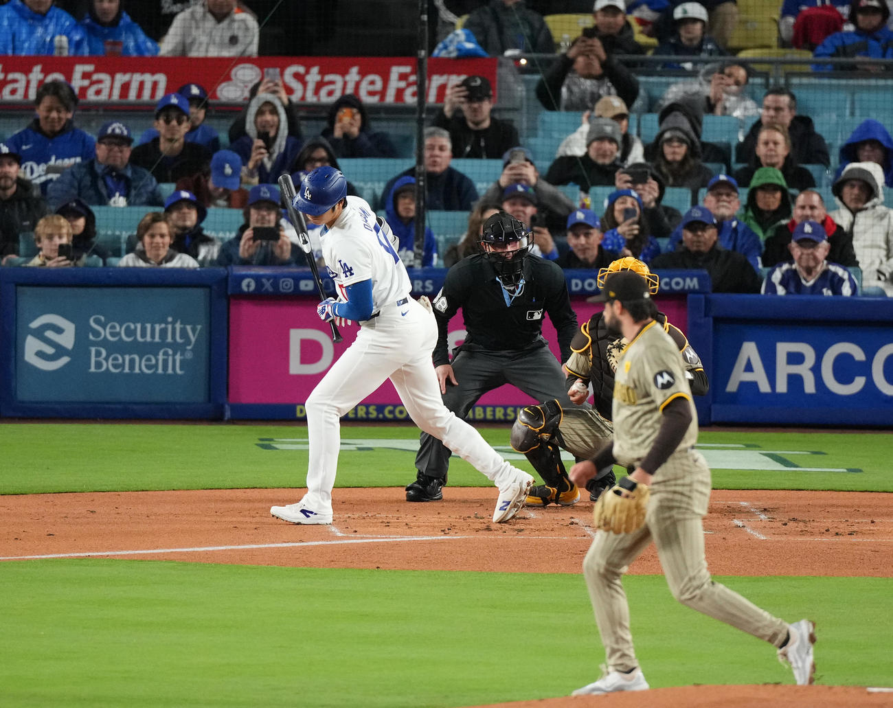ドジャース対パドレス　1回裏ドジャース1死、四球を選ぶ大谷。投手ウォルドロン（撮影・菅敏）
