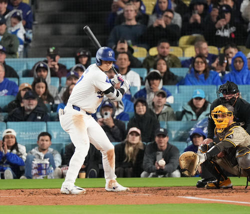 ドジャース対パドレス　3回裏ドジャース無死一塁、四球を選ぶ大谷（撮影・菅敏）