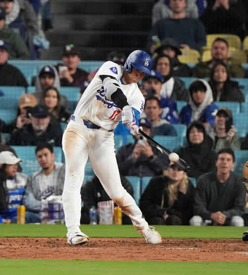 ドジャース対パドレス　6回裏ドジャース1死二、三塁、中犠飛を放つ大谷（撮影・菅敏）