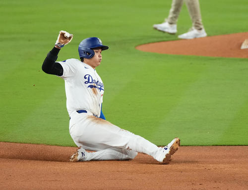 ドジャース対パドレス　1回裏ドジャース2死一塁、打者スミスの時、二塁盗塁を決める一塁走者大谷（撮影・菅敏）
