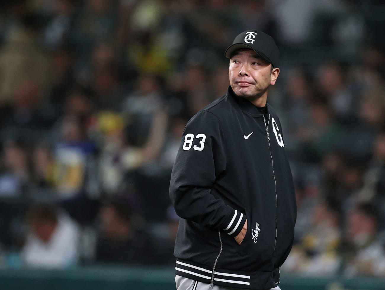 阪神対巨人　8回裏を前に選手交代を告げ、スコアボードを見つめながら引き揚げる阿部監督（撮影・河野匠）