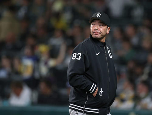 阪神対巨人　8回裏を前に選手交代を告げ、スコアボードを見つめながら引き揚げる阿部監督（撮影・河野匠）