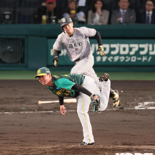 阪神対巨人　3回表巨人1死三塁、村上は山崎伊に中適時打を打たれ先制点を許す（撮影・加藤哉）