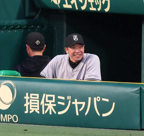 阪神対巨人　1回裏を終えベンチで白い歯を見せる阿部監督（撮影・加藤哉）