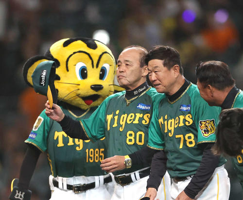 阪神対巨人　阪神岡田監督（左）は巨人に勝利しファンにあいさつする（撮影・上山淳一）