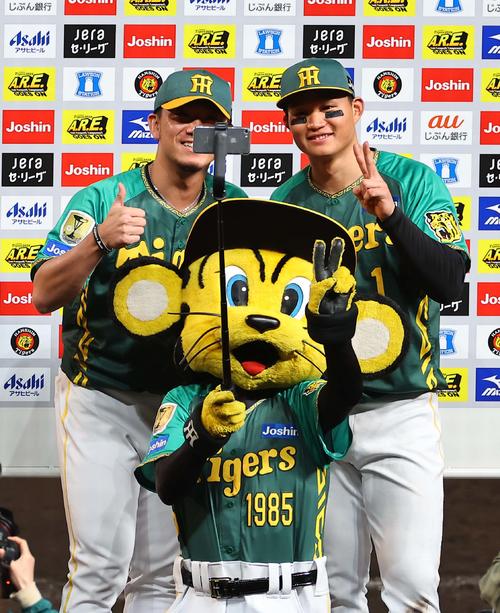 阪神対巨人　トラッキーと記念撮影をする伊藤将（左）と森下（撮影・上田博志）