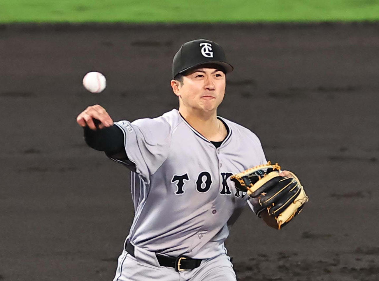 阪神対巨人　5回裏阪神2死、泉口は近本の打球を捕球するも一塁へ悪送球する（撮影・上田博志）