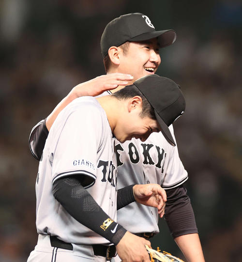 阪神対巨人　5回裏阪神の攻撃を封じた菅野（後方）は、失策した泉口を元気づける（撮影・河野匠）