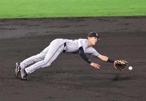 阪神対巨人　8回裏阪神1死一、二塁、泉口は森下の打球に飛びつくも捕れず同点適時打を許す（撮影・上田博志）