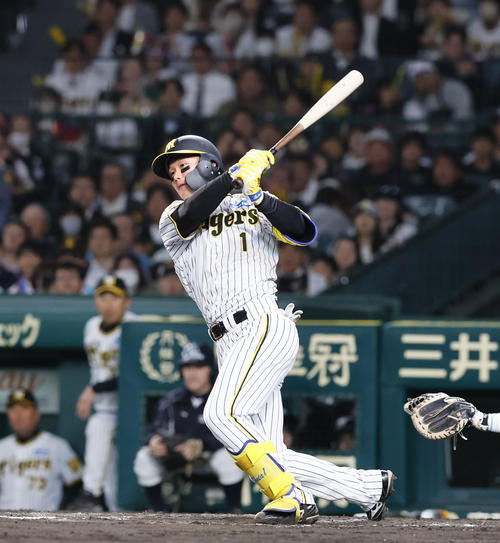 阪神対中日　7回裏阪神1死、森下は左前打を放つ（撮影・藤尾明華）