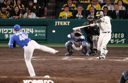 阪神対中日　7回裏阪神1死一塁、大山は右前打を放つ。投手は梅野（撮影・加藤哉）