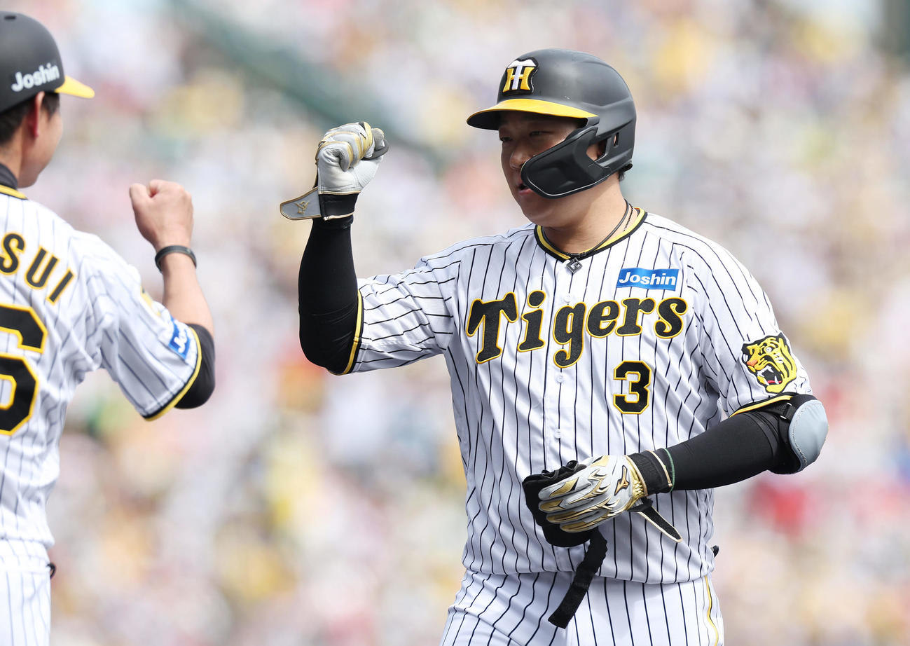 阪神対中日　1回裏阪神2死二塁、先制の中前適時打を放ち筒井コーチ（左）とグータッチを交わす大山（撮影・前田充）