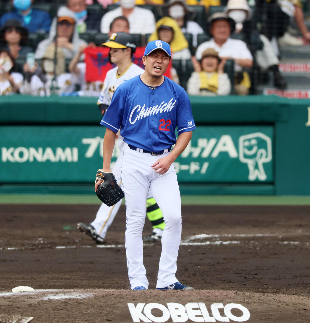阪神対中日　2回裏阪神1死一、三塁、大野は中野に四球を与え痛恨の表情（撮影・加藤哉）