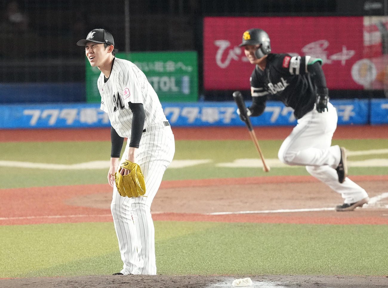 ロッテ対ソフトバンク　4回表ソフトバンク無死、今宮に右前打を浴びる佐々木（撮影・鈴木みどり）
