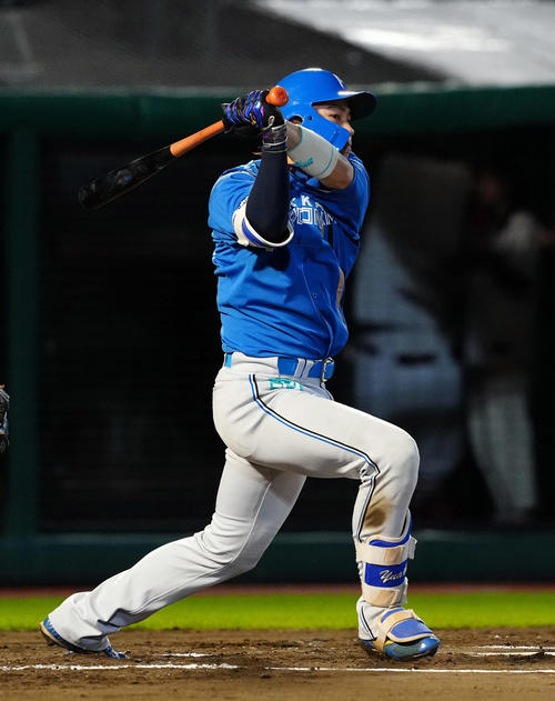 楽天対日本ハム　6回表日本ハム1死一、二塁、適時打を放つ田宮（撮影・たえ見朱実）