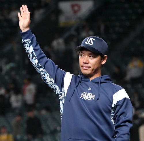阪神対ヤクルト　ファンの歓声に手を振って応えるヤクルト小川（撮影・上山淳一）
