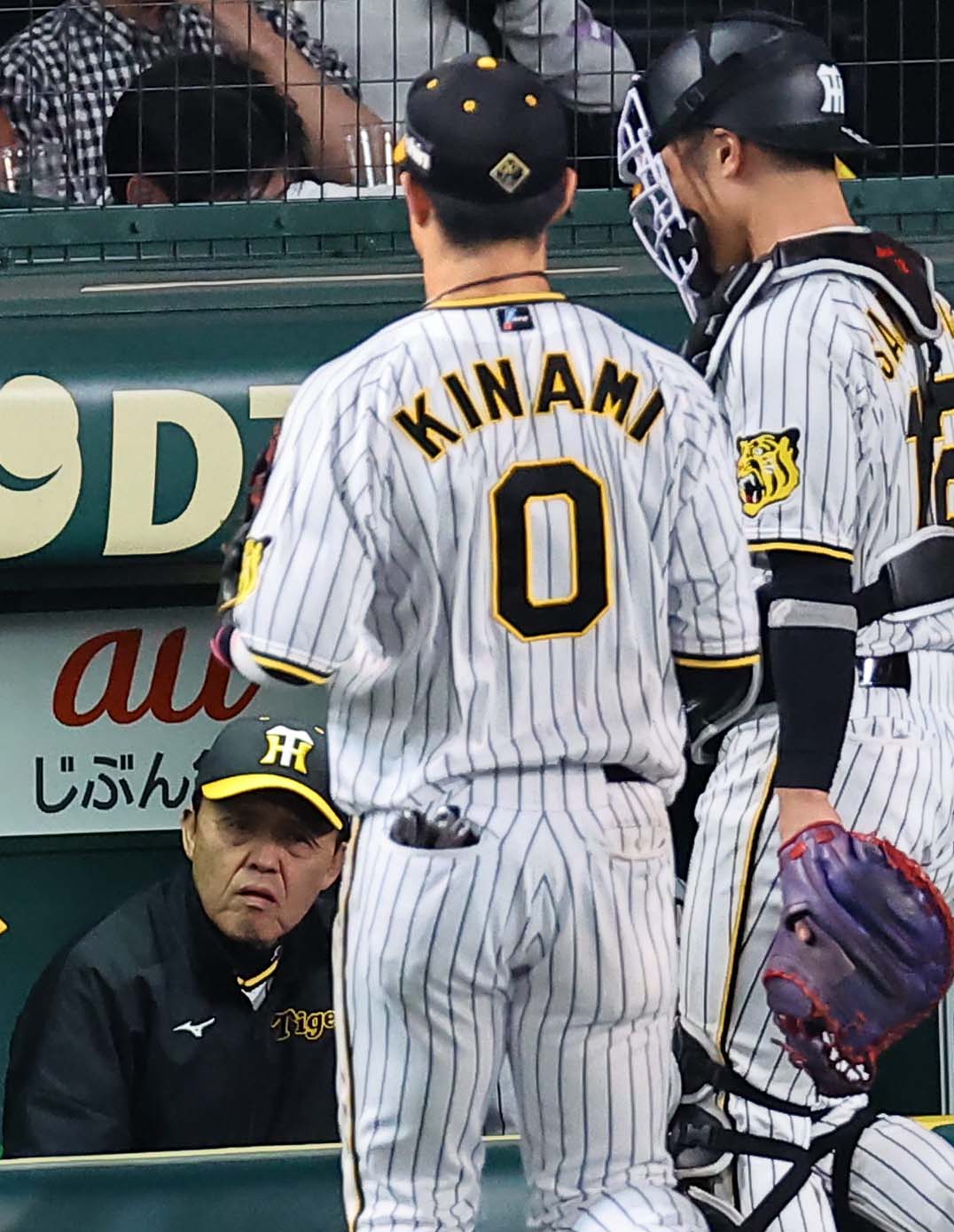 阪神対ヤクルト　4回、ベンチで厳しい表情を見せる岡田監督。中央は遊失した木浪（撮影・上田博志）