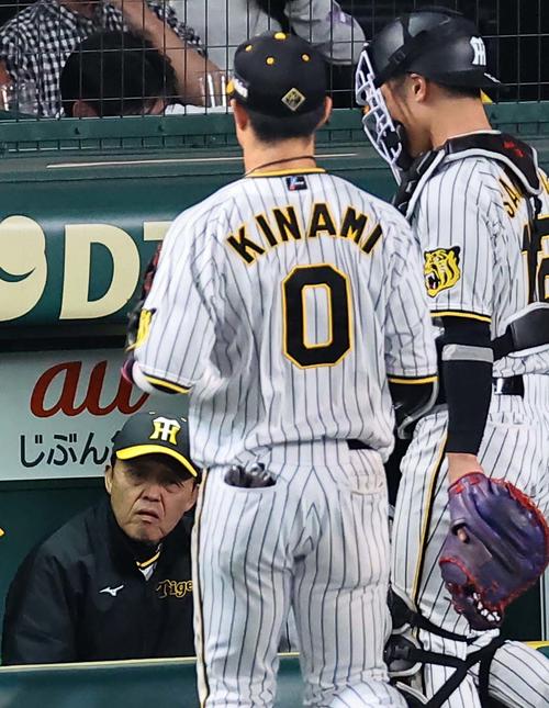 阪神対ヤクルト　4回、ベンチで厳しい表情を見せる岡田監督。中央は遊失した木浪（撮影・上田博志）