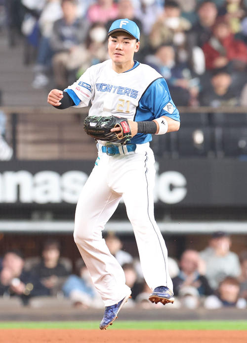 日本ハム対オリックス　5回表オリックス1死二塁、一塁に悪送球する清宮（撮影・佐藤翔太）