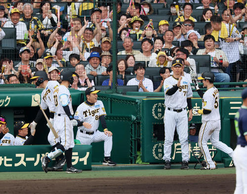 阪神対ヤクルト　7回裏阪神2死一、二塁、大山の左適時打で逆転しベンチで生還した森下（左）と中野を迎える岡田監督（撮影・加藤哉）