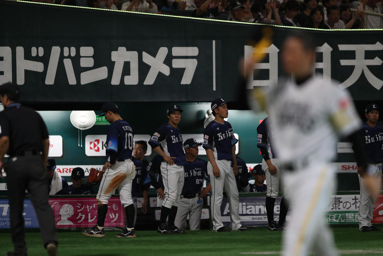 ソフトバンク対西武　3連戦をサヨナラでソフトバンクに敗れた西武ナインはガックリ、手前は小久保監督（撮影・梅根麻紀）