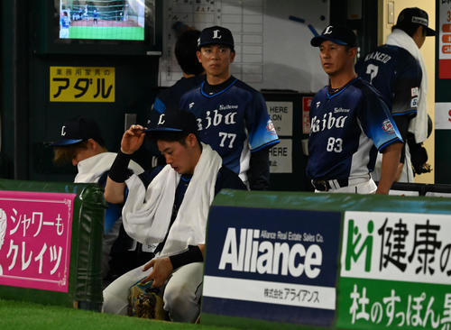 ソフトバンク対西武　逆転サヨナラ本塁打を許し落胆する西武ベンチ（撮影・林敢治）