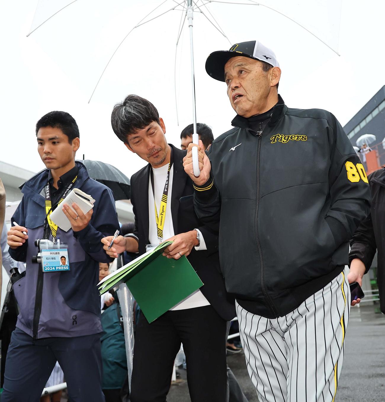 広島対阪神　室内練習場を引き揚げる岡田監督（撮影・上田博志）